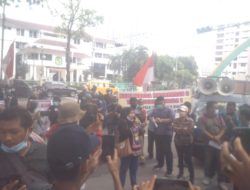 Masyarakat Tegal Sari Mandala II, II, dan III Kecamatan Medan Denai Mengadakan Aksi Damai di Depan Gedung DPRD Kota Medan