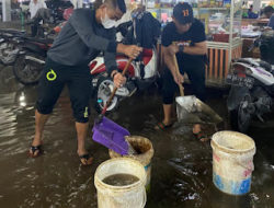 Suwarno Dirut PUD Pasar Terabas Banjir, Bantu Pedagang Dan Ikut Kuras Banjir di Pasar Petisah