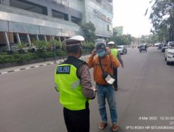 Bagikan Masker ke Pengguna Jalan Lantas Polsek Medan Baru Gelar Ops Keselamatan Toba 2022