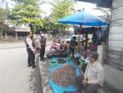 Personil Sat Samapta Polres Tanjung Balai Himbau Pedagang Kaki Lima Patuhi Protokol Kesehatan