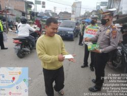 Kasat Lantas Polres Tanjung Balai Bagikan Masker Gratis Kepada Warga