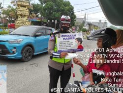 Takut Warga Terpapar Covid-19, Personil Sat Lantas Polres Tanjung Balai Rutin Bagikan Masker Secara Gratis