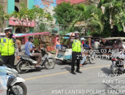 Selain Berikan Rasa Aman Dan Nyaman Bagi Warga Yang Melaksanakan Ibadah di Gereja, Personil Sat Lantas gelar Pengaturan Arus Lalulintas Dan Berikan Masker Gratis