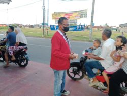 Hari Pertama Ramadhan 1443 H, Ketua DPK PKP Kota Medan Bagi-Bagi Takjil di Seputaran Kota Belawan