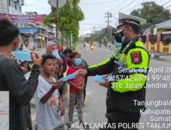 Sat Lantas Polres Tanjung Balai Ingatkan Warga Laksanakan Prokes Dengan Cara Berikan Masker Setiap Hari 