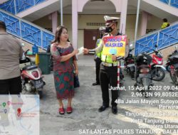 Satlantas Polres Tanjung Balai Melaksanakan Pengamanan, Mengatur Arus Lalu Lintas Dan Bagikan Masker