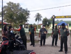 Koramil 02/TL Kodim 09/LB Bagikan Takjil Dan Masker Gratis Kepada Masyarakat Jelang Berbuka Puasa 