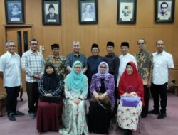 Pengurus Yayasan UISU Memberikan Tali Asih Kepada Keluarga Pendiri