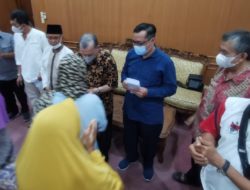 Ketua Yayasan UISU Serahkan Tali Asih Kepada Warga Seputaran Kampus UISU