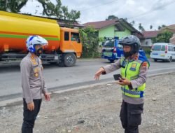 Kapolrestabes Medan Turun Tangan Urai Kemacetan Akibat Pohon Tumbang di Jalur Medan-Berastagi