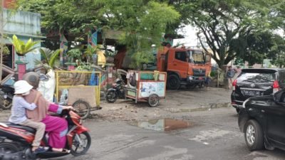 PEMERINTAH KOTA MEDAN SAJIKAN AREA OLAHRAGA MASYARAKAT DENGAN BAU SAMPAH DAN AIR LINDIHAN. Kabar24jam.com - Bau menyengat masuk kehidung sangat membuat tidak nyaman bagi masyarakat yang sedang melakukan aktifitasnya ditambah lagi air lindi yang mengalir jatuh kejalan tepatnya terletak di pinggiran Taman air Mancur Teladan. Sudah menjadi pemandangan umum bagi masyarakat Kota Medan saat berolahraga lari pagi ,bersepeda ,sembari menghirup bau sampah mendapati lindihan air dari kontainer menggenang di permukaan jalan hingga membuat kubangan dan hampir setiap hari apabila di musim penghujan seperti saat ini. Salah satu warga Rizal Siadari yang suka menikmati olahraga bersepeda diareal taman ini sangat kecewa dengan kerja Pemerintah Kota Medan , pasalnya setiap pagi dia bersepeda sering sekali air lindihan dari sampah itu mercik dan mengotori bajunya . "Abang lah dulu, kita mau olahraga tapi disajikan bau sampah di area Fasilitas Umum Olahraga,tambah lagi kalau bersepeda air nya itu sering ke baju,aku rasa kok makin mundur pemikiran pemerintah kita saat ini, hal seperti ini aja ga bisa dibuat bagus kemana semua anggaran itu dibuat". Saat kita tinjau kelokasi TPA taman bunga,tampak pekerja Kebersihan sampah sedang memindahkan sampah dari becak kedalam mobil bakal kontainer berwarna oranye plat Bk 9282 J sembari menyiram air . Lanjut kita menanyakan kepada pihak terkait soal penanganan sampah dan air limbah yang menggenang , "itu air hujan dan bekas cucian becak Bang, sedangkan air limbah sampah nya ada jalur pembuangan dibuat, ujar atin petugas pengawas sampah di kawasan tersebut" dan kita datangi Kantor Camat Medan Kota, Camat nya tidak berada ditempat.