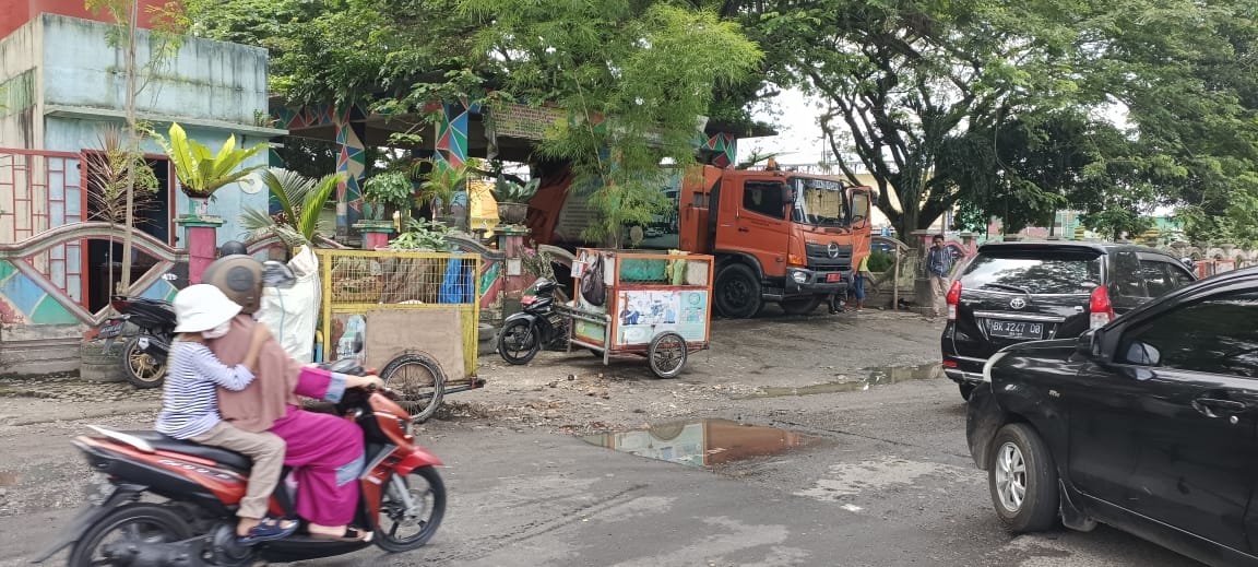 PEMERINTAH KOTA MEDAN SAJIKAN AREA OLAHRAGA MASYARAKAT DENGAN BAU SAMPAH DAN AIR LINDIHAN. Kabar24jam.com - Bau menyengat masuk kehidung sangat membuat tidak nyaman bagi masyarakat yang sedang melakukan aktifitasnya ditambah lagi air lindi yang mengalir jatuh kejalan tepatnya terletak di pinggiran Taman air Mancur Teladan. Sudah menjadi pemandangan umum bagi masyarakat Kota Medan saat berolahraga lari pagi ,bersepeda ,sembari menghirup bau sampah mendapati lindihan air dari kontainer menggenang di permukaan jalan hingga membuat kubangan dan hampir setiap hari apabila di musim penghujan seperti saat ini. Salah satu warga Rizal Siadari yang suka menikmati olahraga bersepeda diareal taman ini sangat kecewa dengan kerja Pemerintah Kota Medan , pasalnya setiap pagi dia bersepeda sering sekali air lindihan dari sampah itu mercik dan mengotori bajunya . "Abang lah dulu, kita mau olahraga tapi disajikan bau sampah di area Fasilitas Umum Olahraga,tambah lagi kalau bersepeda air nya itu sering ke baju,aku rasa kok makin mundur pemikiran pemerintah kita saat ini, hal seperti ini aja ga bisa dibuat bagus kemana semua anggaran itu dibuat". Saat kita tinjau kelokasi TPA taman bunga,tampak pekerja Kebersihan sampah sedang memindahkan sampah dari becak kedalam mobil bakal kontainer berwarna oranye plat Bk 9282 J sembari menyiram air . Lanjut kita menanyakan kepada pihak terkait soal penanganan sampah dan air limbah yang menggenang , "itu air hujan dan bekas cucian becak Bang, sedangkan air limbah sampah nya ada jalur pembuangan dibuat, ujar atin petugas pengawas sampah di kawasan tersebut" dan kita datangi Kantor Camat Medan Kota, Camat nya tidak berada ditempat.