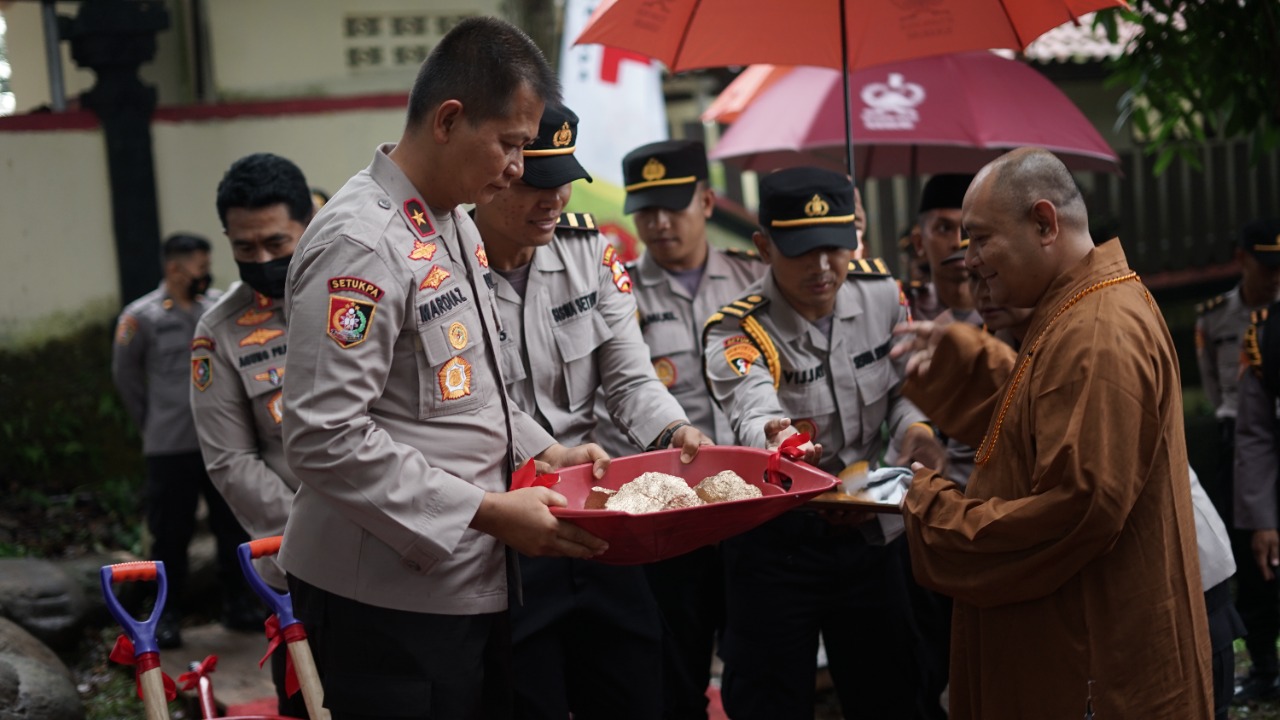 Kasetukpa Lemdiklat Polri Meletakan Batu Pertama Pembangunan Vihara Saat Perayaan Perayaan Galungan dan Kuningab