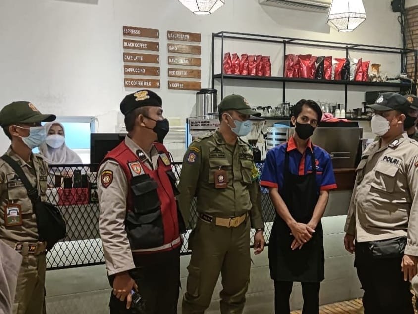 Tim Gabungan Patroli Beri Imbauan Prokes ke Lokasi Kuliner Jalan Gatot Subroto Medan