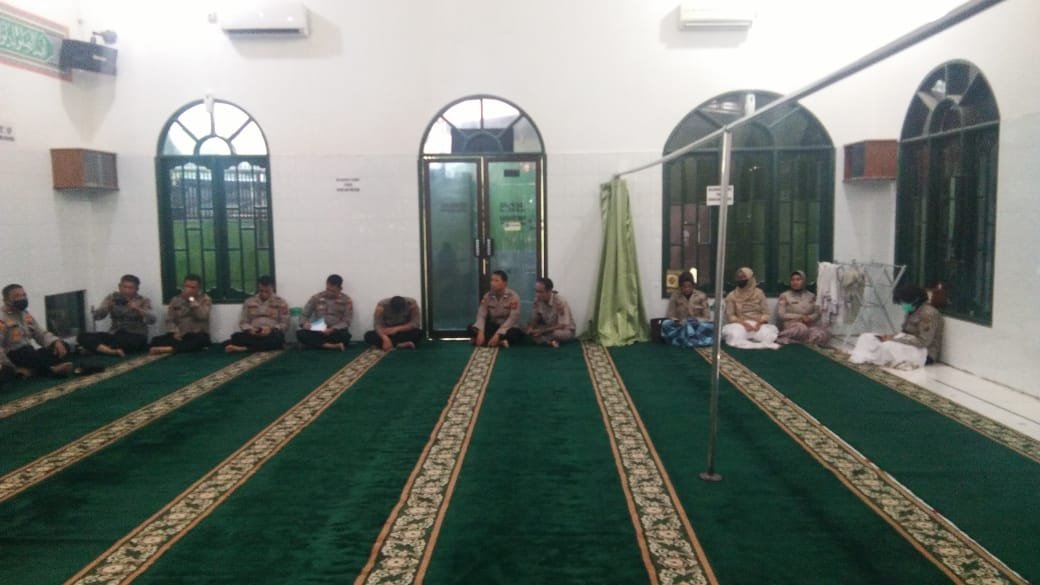 Polrestabes Medan Gelar Kegiatan Pembinaan Rohani dan Mental di Mesjid Nurul Falah
