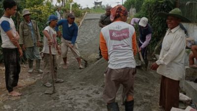 Dengan Gelora Semangat “Bangun Jawa Bangkit Bertindak”, Masyarakat Gotong Royong Perbaiki Jalan Rusak