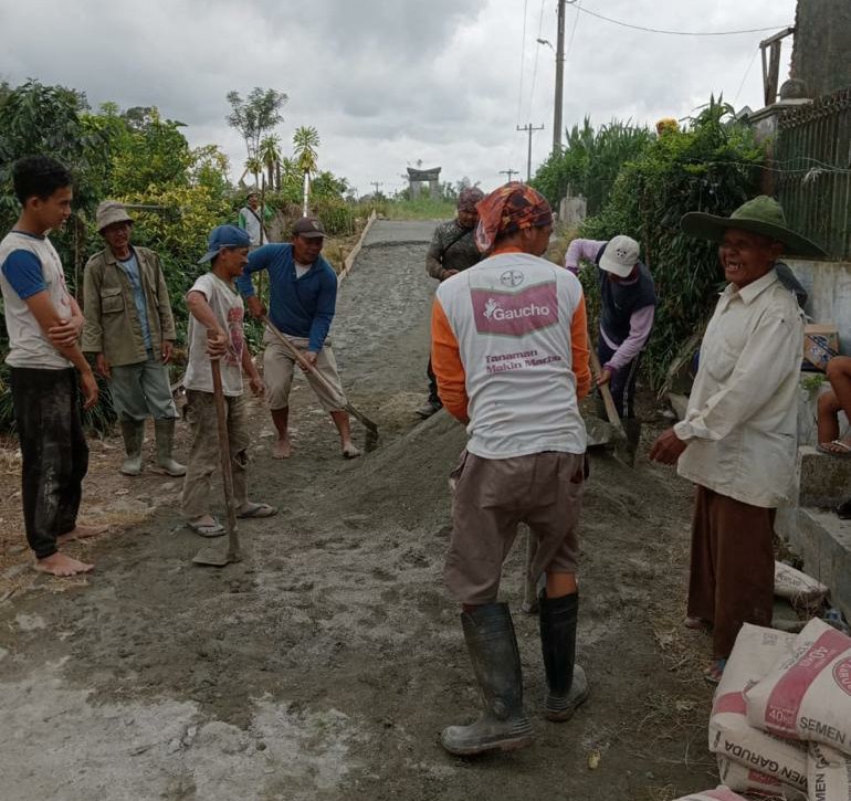 Dengan Gelora Semangat "Bangun Jawa Bangkit Bertindak", Masyarakat Gotong Royong Perbaiki Jalan Rusak