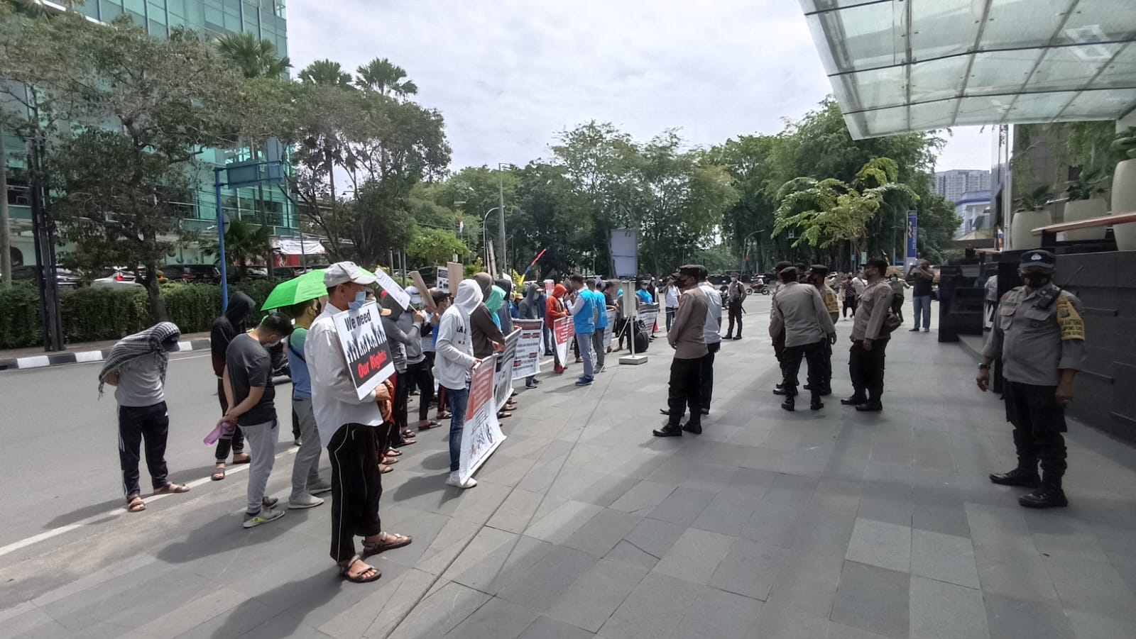 Polrestabes Medan Kawal Aksi Pawai Pengunjuk Rasa Asal Afghanistan di Kantor UNHCR