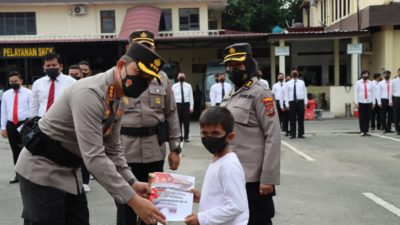 Bantu Polisi, Seorang Warga Dapat Penghargaan dari Kapolrestabes Medan