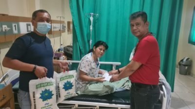 Ketua Pewarta Jenguk Pengurus PAC PP Medan Area di RS Madani, Berikan Santunan dan Beras