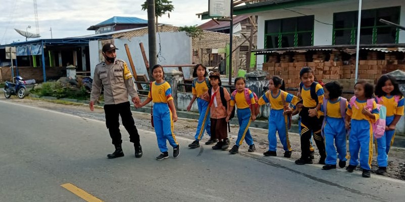 Bhabinkamtibmas Polres Dairi Laksanakan Gatur Pos Padat Pagi di Sekolah Sekolah