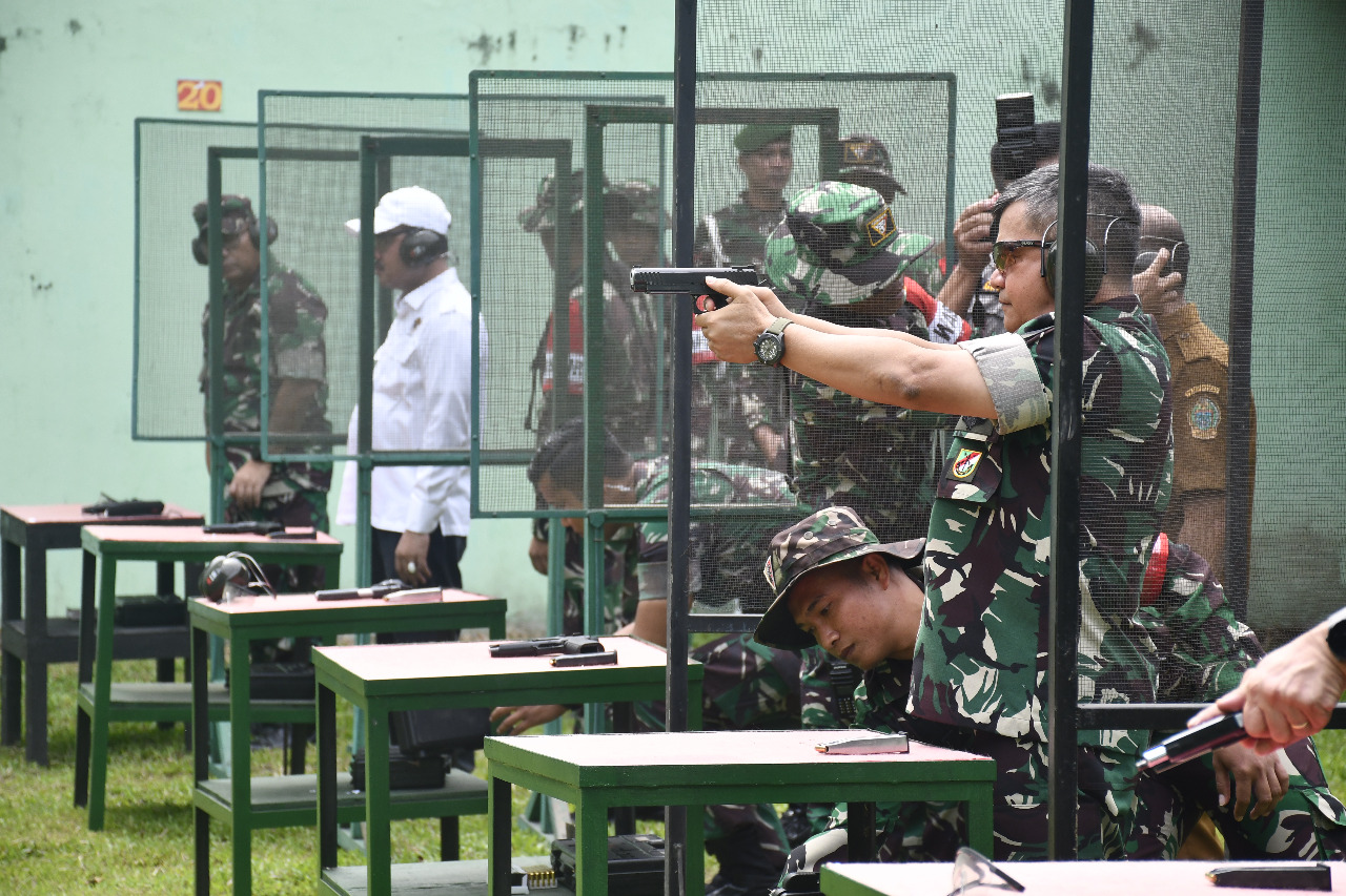 Bina Emosi dan Daya Fokus, Pangdam I/BB Ajak Insan Media Latihan Menembak