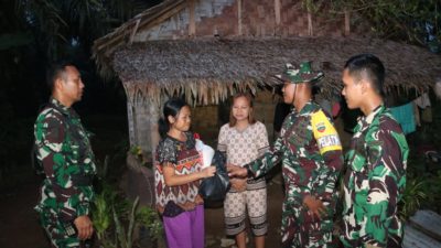 latihan-taktis-tingkat-kompi-yonif-raider-100-ps-salurkan-sembako-pada-warga-dusun-grigit