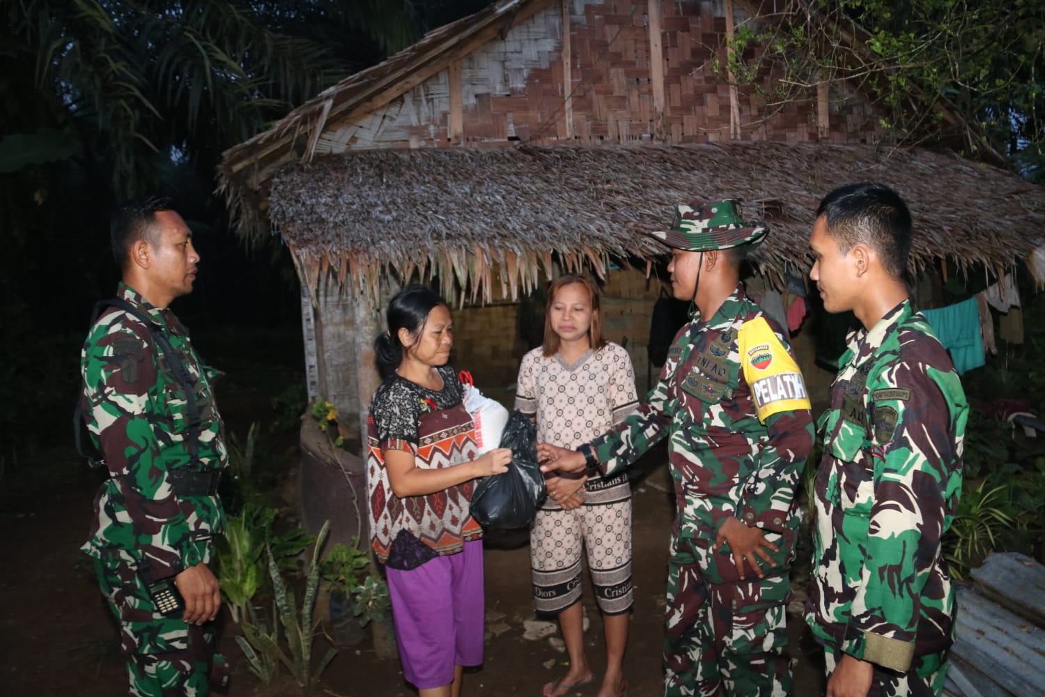 latihan-taktis-tingkat-kompi-yonif-raider-100-ps-salurkan-sembako-pada-warga-dusun-grigit