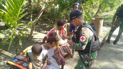 Anak Papua Sehat, Satgas Yonif 126/KC Keliling Berikan Sirup Multivitamin Kepada Anak Perbatasan 