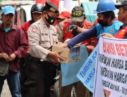 Saat Aksi Demo Kenaikan BBM, Aksi Polisi Ganteng Polrestabes Medan Bagikan Minuman Dan Makanan Kepada Pendemo Mendapatkan Simpatik