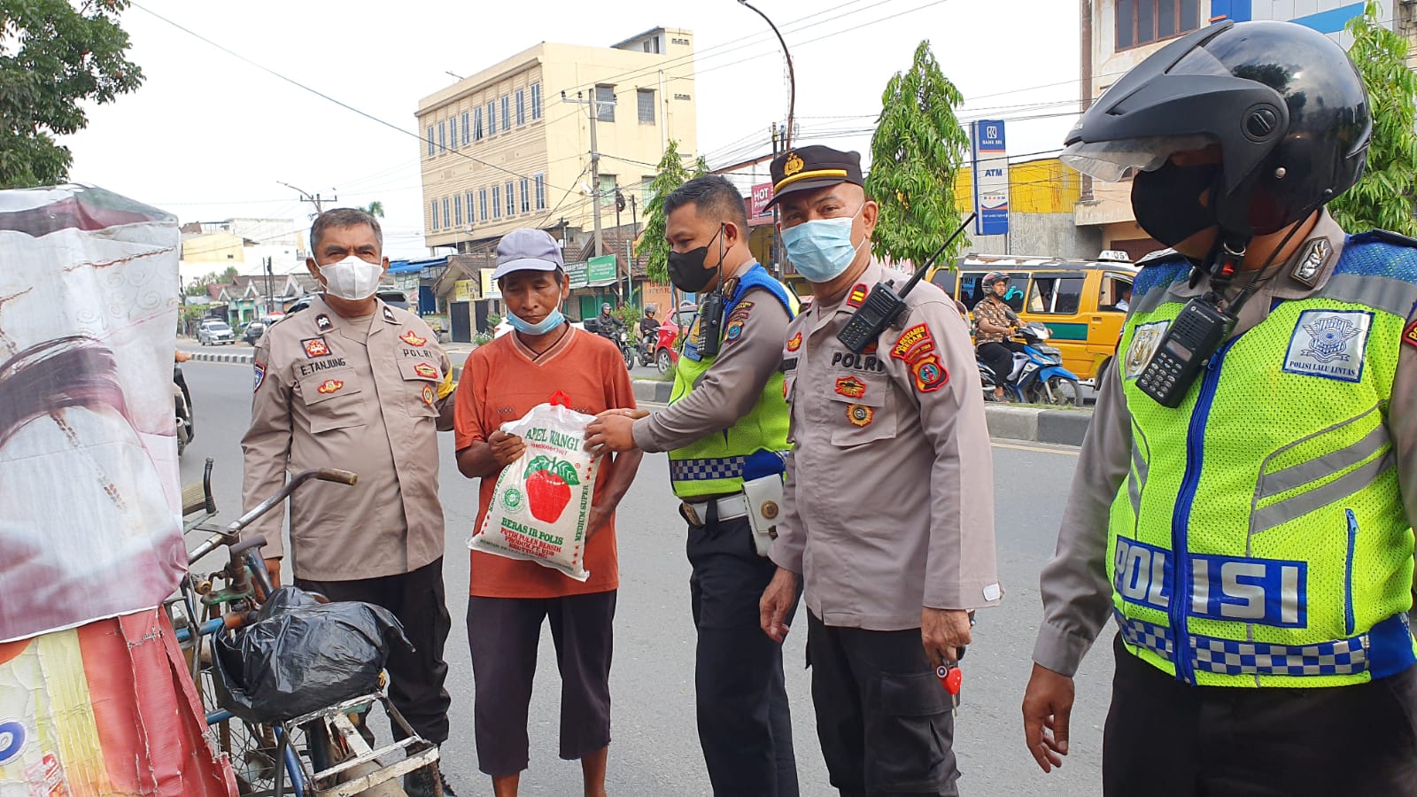 Pasca Kenaikan BBM Polsek Percut Sei Tuan Ringan Beban Masyarakat Dengan Berbagi Sembako