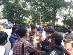 Simpatik, Polisi Polrestabes Medan Bagi – Bagi Air Mineral Kepada Pendemo Kenaikan BBM Dan Pungut Sampah