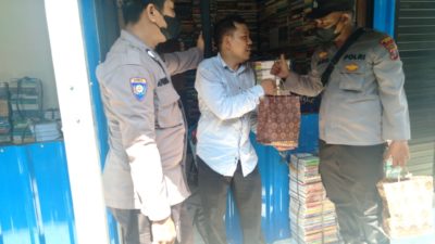 Terdampak BBM, Polrestabes Medan Saluran Bantuan Paket Bansos Dari Bank Aceh Kepada Penjual Buku Bekas