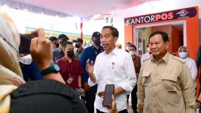 Presiden Jokowi Tinjau Penyerahan Bantuan Sosial di Kantor Pos Kepulauan Aru