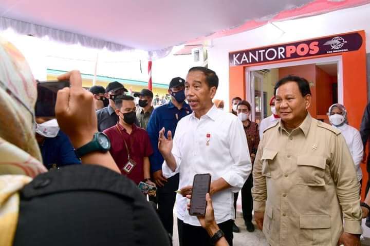 Presiden Jokowi Tinjau Penyerahan Bantuan Sosial di Kantor Pos Kepulauan Aru