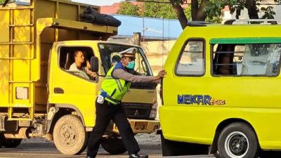 Salut, Seorang Polisi Lalu Lintas Di Medan Dorong Angkot Mogok Di Tengah Kepadatan Arus Lalu Lintas