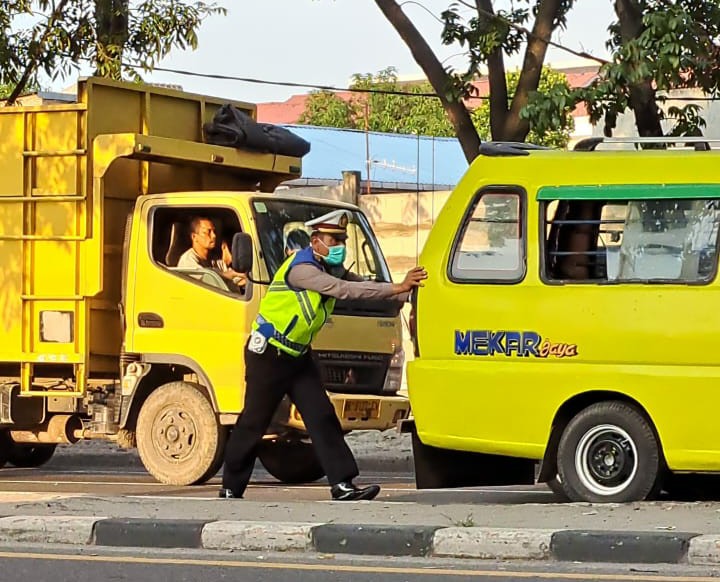 Salut, Seorang Polisi Lalu Lintas Di Medan Dorong Angkot Mogok Di Tengah Kepadatan Arus Lalu Lintas