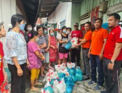 Minggu Berkah, Ketua Pewarta Salurkan Sembako pada Puluhan Warga Keturunan Tionghoa Kurang Mampu