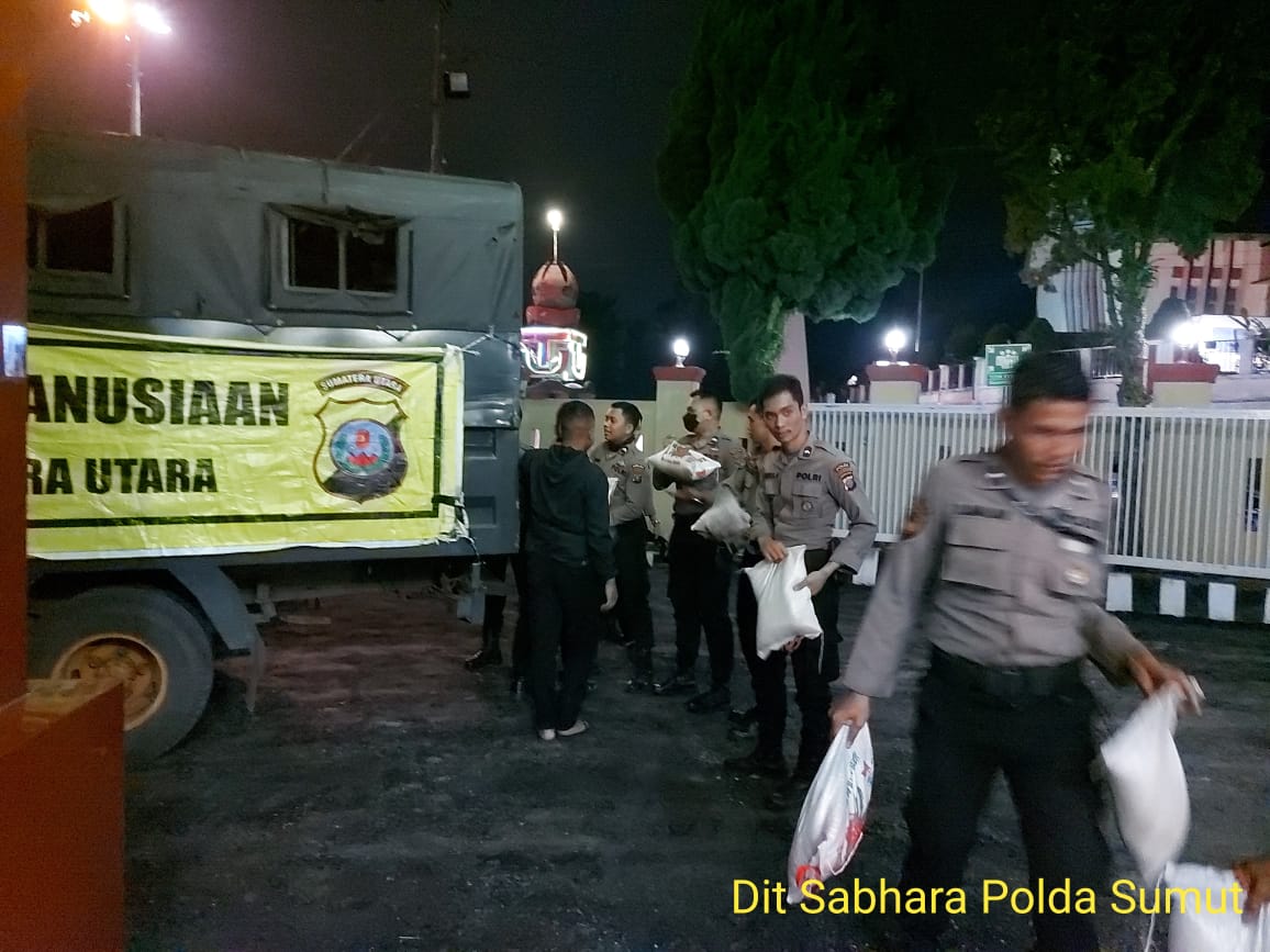 Ratusan Paket Bansos Dari Polda Sumut Tiba Dini Hari di Tarutung