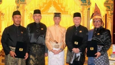 Ketua Umum Yayasan UISU Beserta Pengurus Mendapat Gelar Kehormatan Dari Kesultanan Deli
