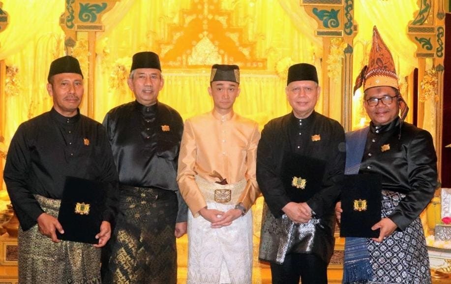 Ketua Umum Yayasan UISU Beserta Pengurus Mendapat Gelar Kehormatan Dari Kesultanan Deli