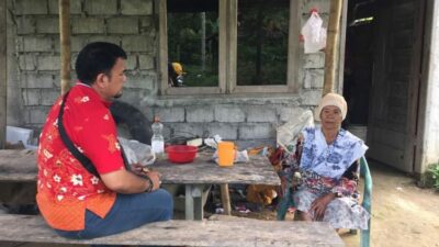 Jum'at Barokah, Kepedulian Dan Perhatian Panit Yanmin Intelkam Polsek Medan Helvetia Terhadap Nek Sabuk