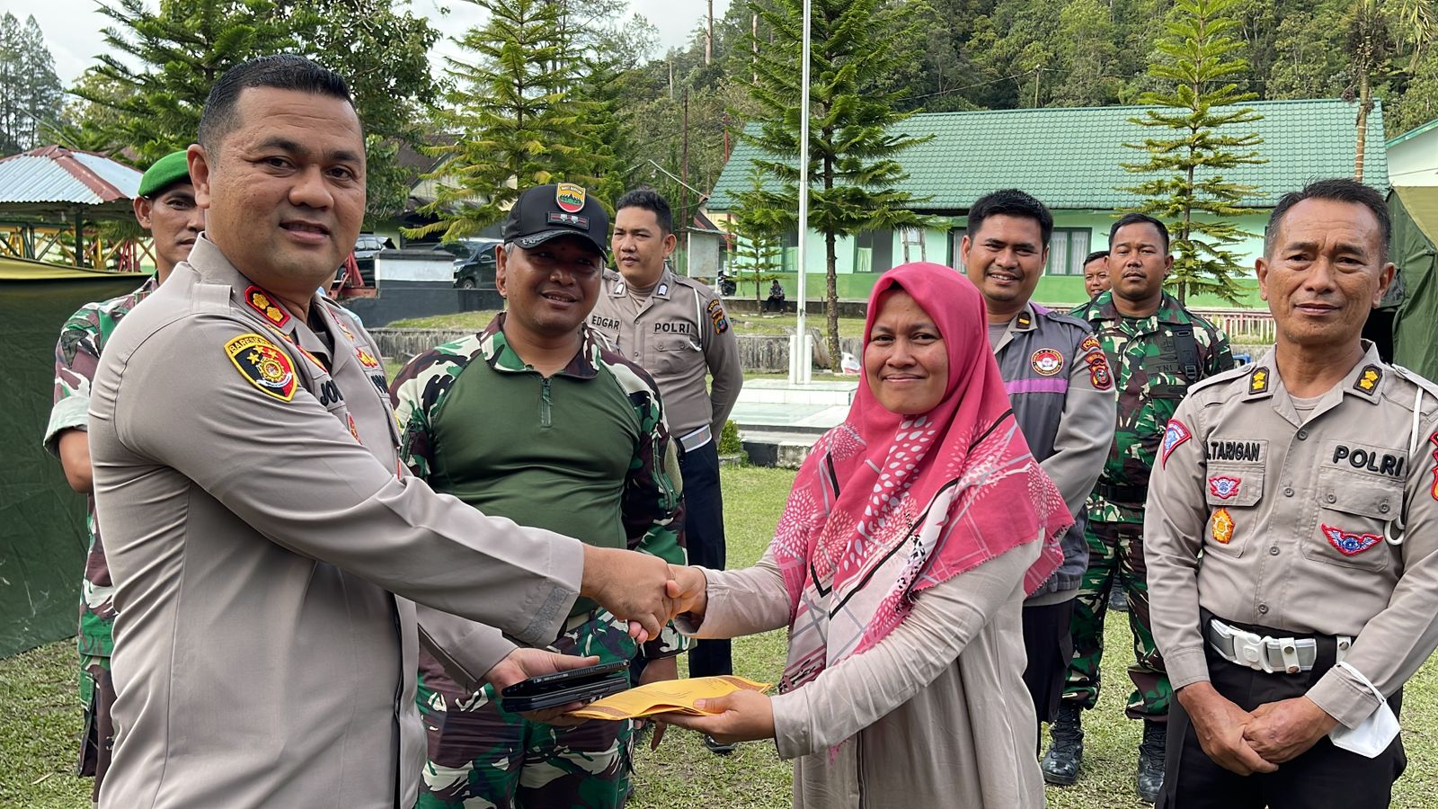 Kapolres Taput Berikan Bantuan ke Kompi Senapan A Yonif 123/RW Lapogambiri, Serta Tim Trauma Healing