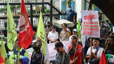 Dikawal Polrestabes Medan Secara Humanis, Unras Buruh di DPRD Sumut Berjalan Kondusif