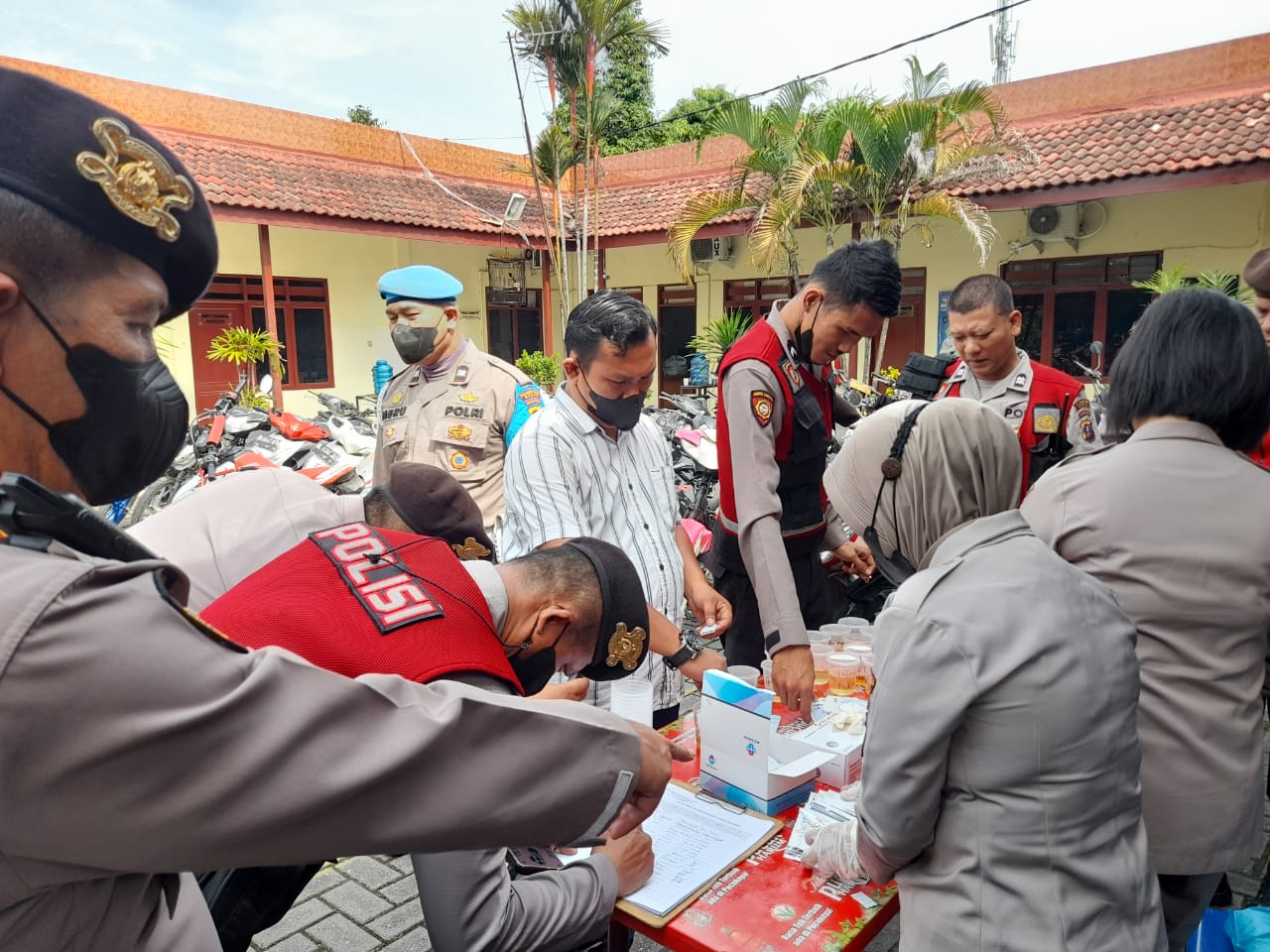 Usai Pelaksanaan Apel Pagi, Wakasat Samapta Polrestabes Medan Pimpin Tes Urine Dadakan Kepada Anggotanya