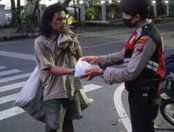 Jum’at Barokah, Senyum Bahagia Para Petugas Penyapu Jalan, Abang Becak Dan Asongan Saat Mendapat Rezeki Dari Personil Sat Samapta Polrestabes Medan