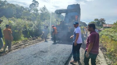 Bupati Taput Turun Langsung Tinjau Peningkatan Jalan Hotmix