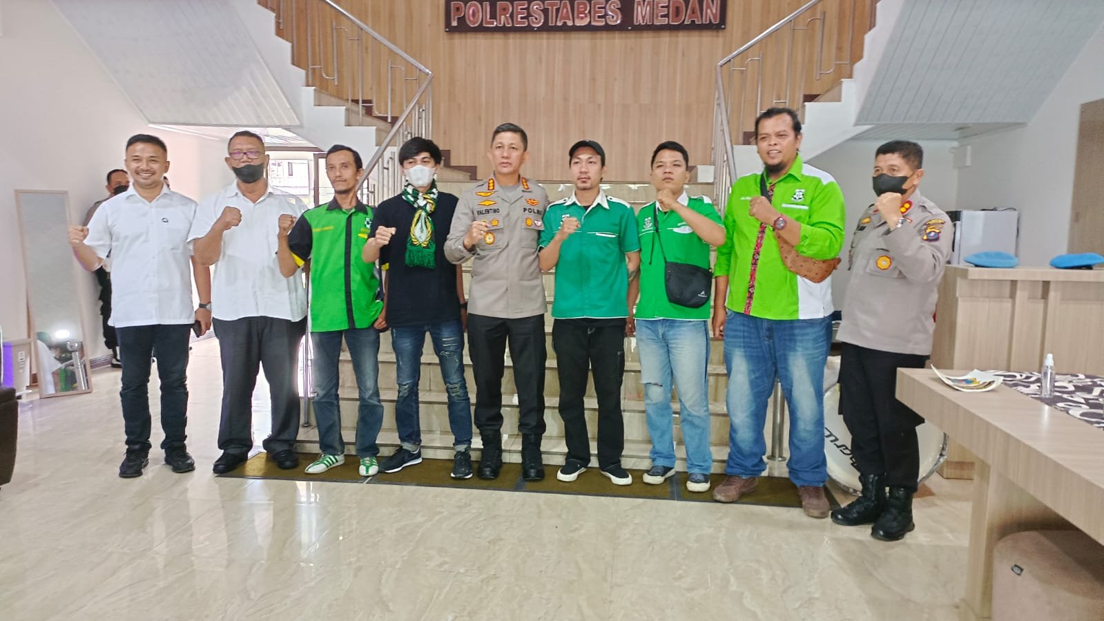 Kapolrestabes Medan Berikan Alat Drum Band ke Suporter PSMS Medan