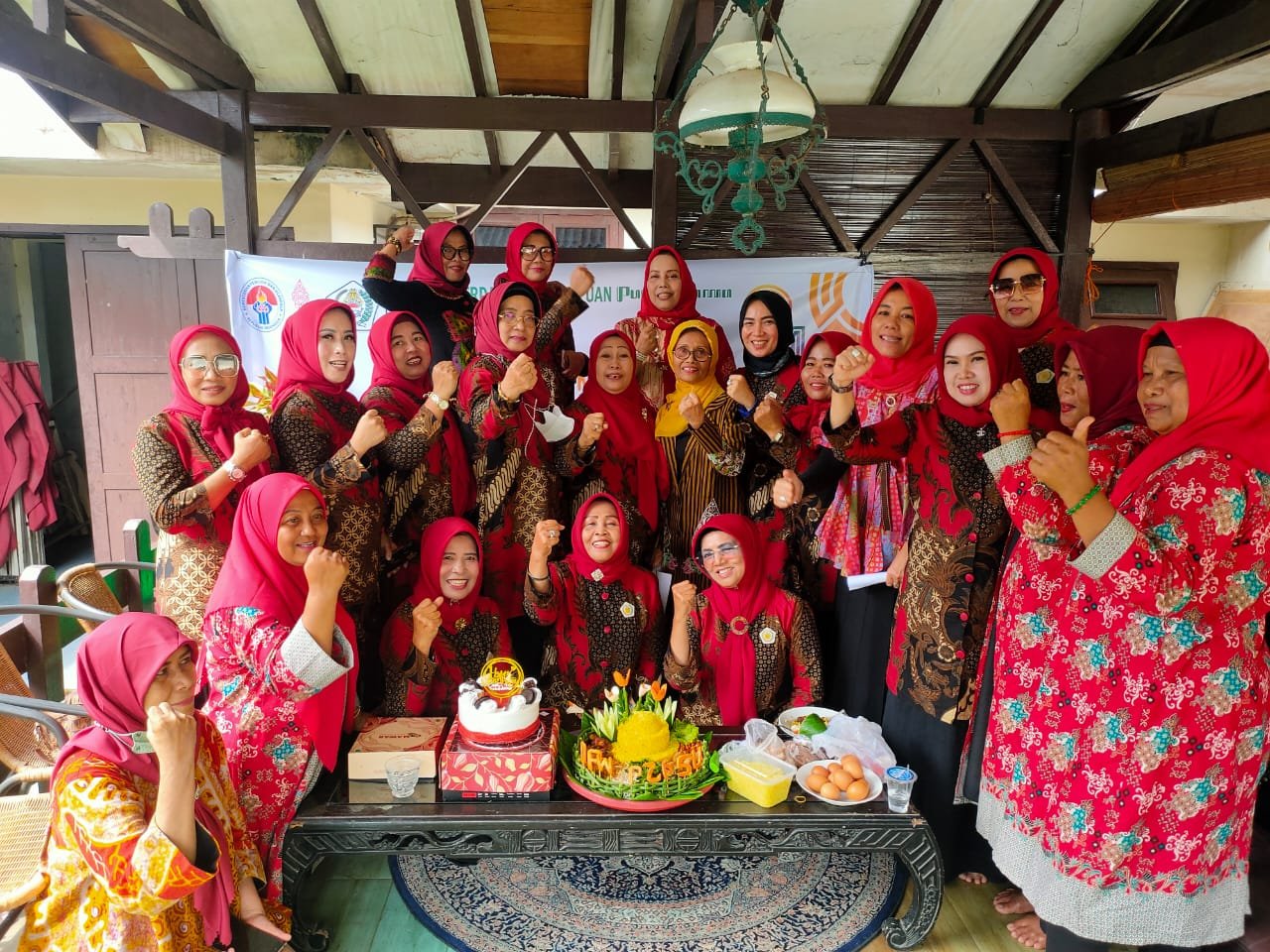 Di Hari Sumpah Pemuda Ke 94, Pemberdayaan Perempuan Pujakesuma (P2P) Sumatera utara Merayakan Syukuran Dengan Pemotongan Nasi Tumpeng