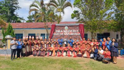 Meriahkan Hari Sumpah Pemuda, SMAN 1 Siantar Narumonda Gelar Seni dan Budaya Batak TOBA, KABAR24JAM - Momen berbeda yang dilaksanakan SMAN 1 Siantar Narumonda dengan mengisi rangkain acara Seni, Budaya dan kuliner khas Batak untuk memperingati Hari Sumpah Pemuda ke-94, di Jalan SMA Narumonda Kecamatan Siantar Narumonda Kabupaten Toba Samosir. Jum'at (28/10/2022). Kegiatan diawali dengan melaksanakan upacara bendera oleh petugas upacara yang merupakan kelompok PASKAS siswa/siswi sekolah SMAN 1 Siantar Narumonda binaan guru Olahraga yaitu Dedy Marbun, S.Pd dan Freddy Pangaribuan S.Pd, M.Si Kepala sekolah SMAN 1 Siantar Narumonda Jasa Pembangunan Sitorus, S.pd.MM, mengatakan memperingati hari sumpah pemuda tahun ini dilaksanakan berbeda, tidak hanya melaksanakan upacara bendera tetapi kita buat sesuatu yang berbeda yakni Kegiatan manortor dan meminta gondang oleh siswa serta penyuguhan makanan khas batak seperti Naniura, Tipa-tipa, Lappet, Sasagu dll. " Para siswa sudah mampu menunjukkan salah satu kearifan lokal budaya batak melalui tortor dan uning-uningan batak dibawah asuhan guru seni budaya Benson D Hutahaean, S.pd.M.Si ". Ucap Jasa. Jasa juga menambahkan, Kegiatan tersebut sangat meriah dimana perwakilan alumni SMAN 1 Siantar Narumonda turut hadir Prof. Efendi Napitupulu M.Pd yang juga menyerahkan nomenklatur sumbangan alumni ke sekolah SMAN 1 Siantar Narumonda, saya ucapkan terimakasih kepada alumni yang diwakili bapak Prof. Efendi Napitupulu. Prof. Efendi Napitupulu, M.Pd mengatakan, tidak sekedar memperingati, namun juga sudah mengangkat budaya batak "Terlebih memang saat ini banyak generasi muda yang kurang memaknai budaya serta adat istiadat bangsa indonesia karena banyak terpengaruh budaya luar," jelasnya. Ia mengatakan padahal generasi muda merupakan generasi penerus bangsa indonesia yang punya tugas tetap mempertahankan dan melestarikan budaya Bangsa. Dan kita juga para alumni menyerahkan nomenklatur sumbangan alumni ke pihak sekolah. Benson D Hutahaean, S.pd.M.Si, selaku guru seni dan budaya menyampaikan, agar sekolah SMAN 1 Siantar Narumonda bisa lebih maju, kreatif dan berinovasi mampu bersaing dengan sekolah-sekolah lain ditingkat kabupaten, nasional bahkan internasional untuk menghantarkan siswa/siswi yang cerdas dan berfikir kritis dalam menghadapi perkembangan jaman saat ini. (K24_01)